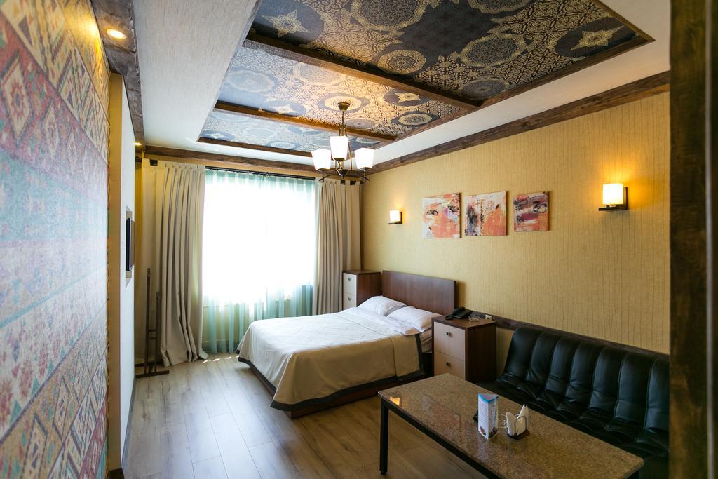 Delphin Guest House Бишкек Экстерьер фото