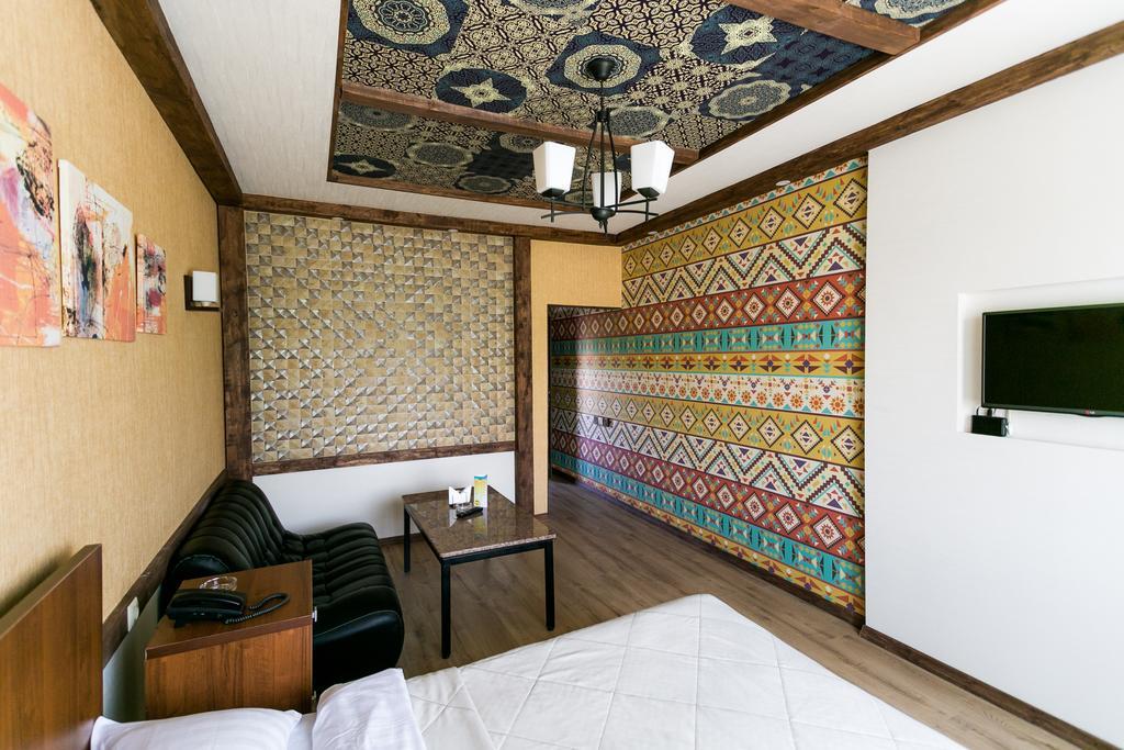 Delphin Guest House Бишкек Экстерьер фото