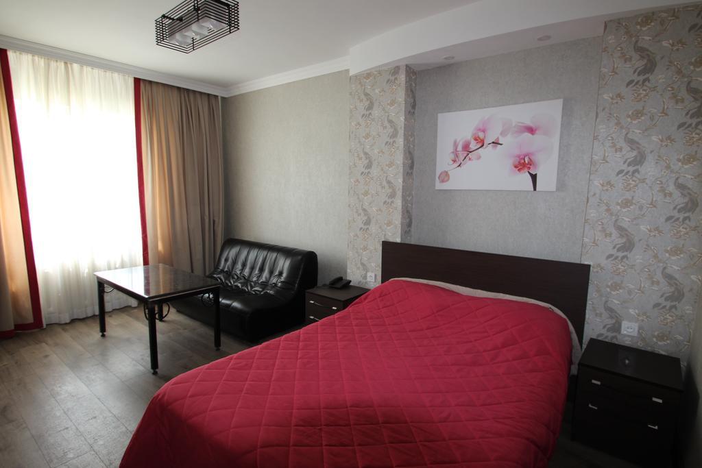 Delphin Guest House Бишкек Экстерьер фото