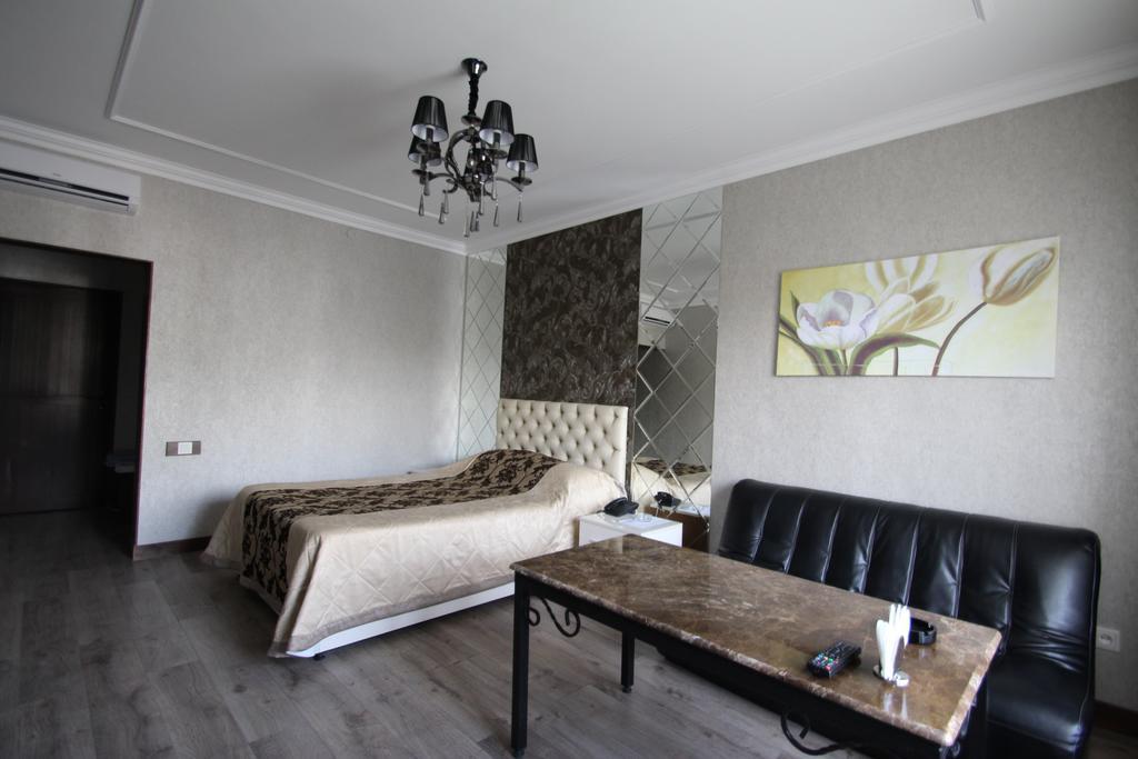 Delphin Guest House Бишкек Экстерьер фото