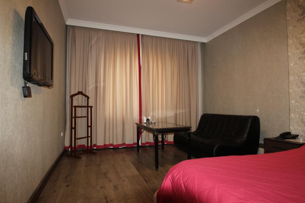 Delphin Guest House Бишкек Экстерьер фото