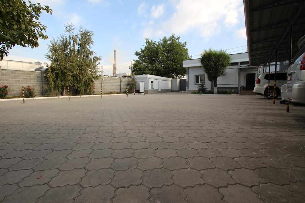 Delphin Guest House Бишкек Экстерьер фото